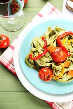 Biber, havuç ve domates ahşap masa arka plan ile makarna salatası