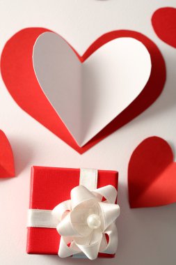Kartpostal Kağıt kalpleri ve hediye kutusu, yakın çekim güzel el yapımı