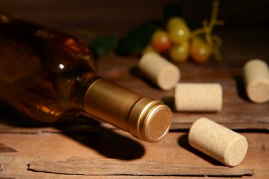 Tablo yakın çekim şarap şişe