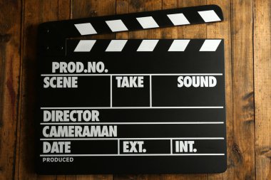 Tahta arka planda film alkışlaması
