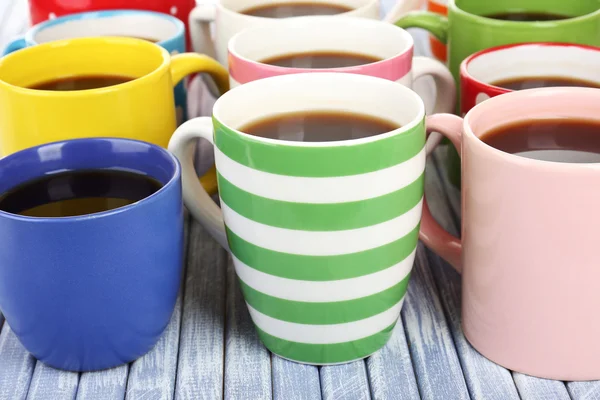 Muchas tazas de café en la mesa de madera de cerca — Foto de Stock