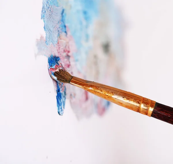 Artist paints picture close-up — Stock Photo, Image