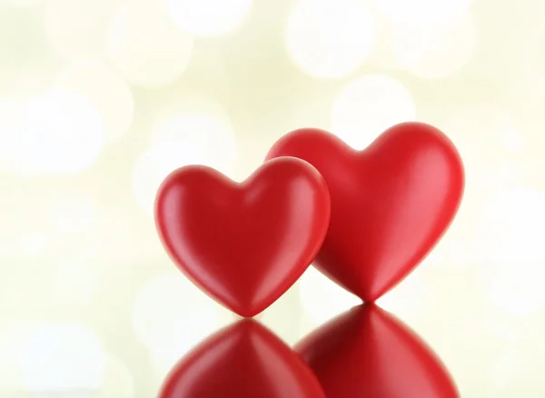 Rote Herzen auf hellem Hintergrund — Stockfoto