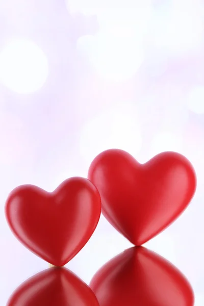Rote Herzen auf hellem Hintergrund — Stockfoto