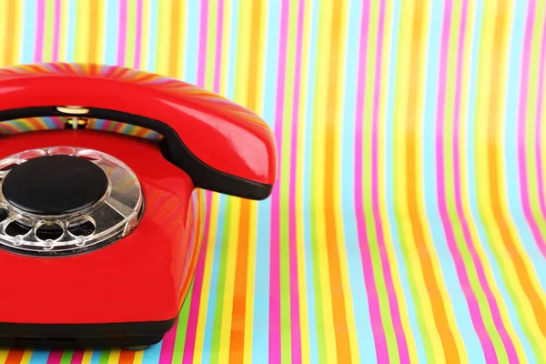 Telefone retro vermelho no fundo brilhante — Fotografia de Stock