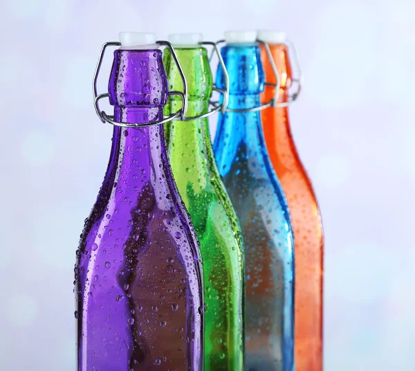 Botellas coloridas sobre fondo claro — Foto de Stock