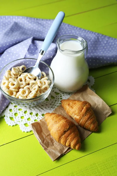 Homemade yogurt and delicious  cereals in bowl on wooden table background. Conceptual photo of healthy and tasty breakfast — Stock Photo, Image