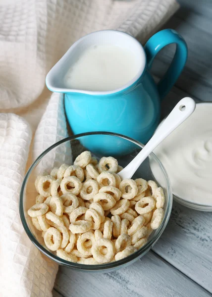 Hjemmelaget yoghurt og deilig korn i bolle på trebordsbakgrunn – stockfoto