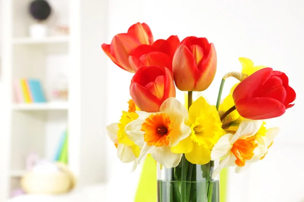 Ev arka planında vazoda güzel bahar çiçekleri — Stok fotoğraf
