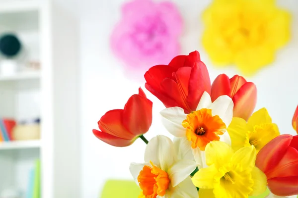 Schöne Frühlingsblumen in der Vase auf dem heimischen Innenhintergrund — Stockfoto