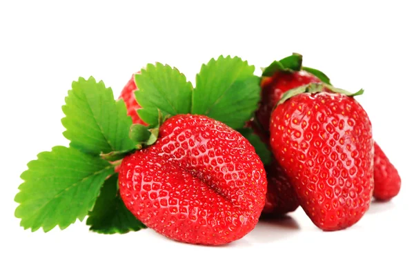 Fraises avec feuilles isolées sur blanc — Photo