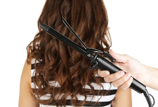 Estilista usando ferro de ondulação para cachos de cabelo, close-up, isolado em branco — Fotografia de Stock