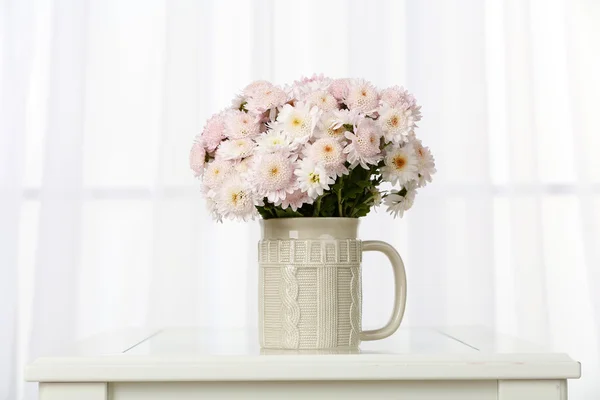 Schöner Blumenstrauß in Tasse auf Fensterhintergrund — Stockfoto