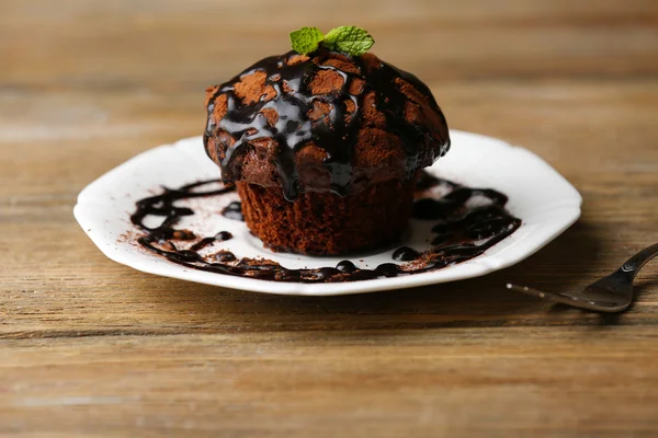 Delicioso cupcake de chocolate en la mesa — Foto de Stock