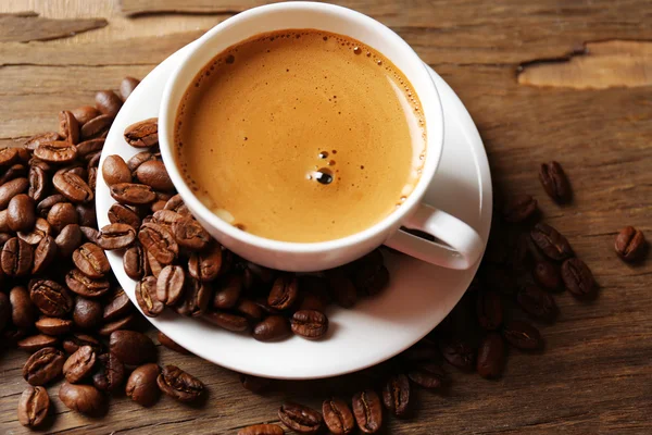 Tasse Kaffee auf Holztisch — Stockfoto