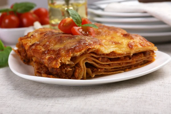 Gedeelte van smakelijke lasagne op tafel — Stockfoto