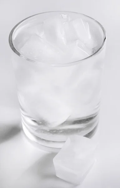 Glas mit Eiswürfeln isoliert auf weiß — Stockfoto