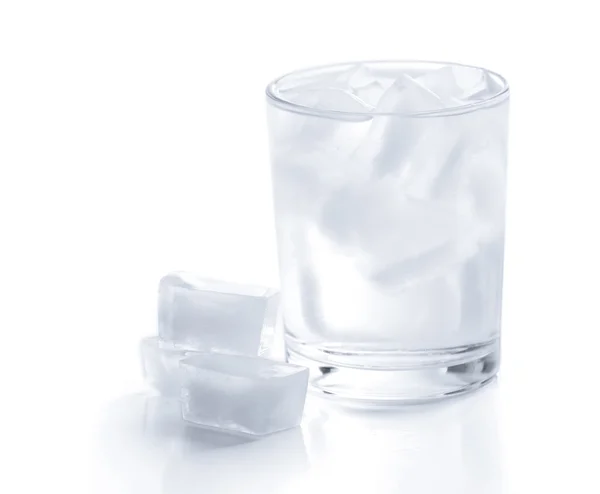 Vidro com cubos de gelo isolados em branco — Fotografia de Stock