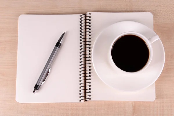 Café con cuaderno y bolígrafo —  Fotos de Stock