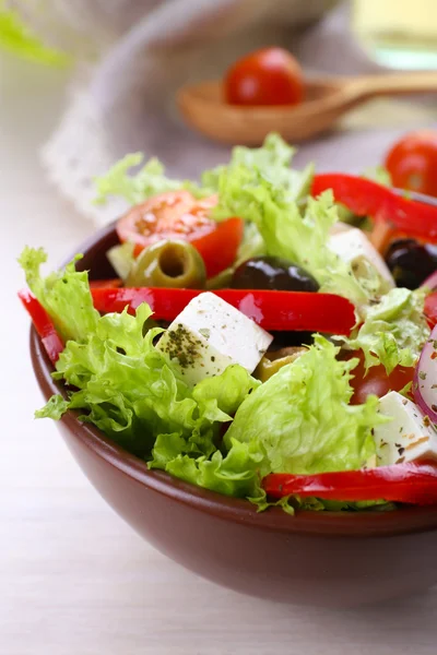 Griechischer Salat in Schleife auf Holztischhintergrund — Stockfoto