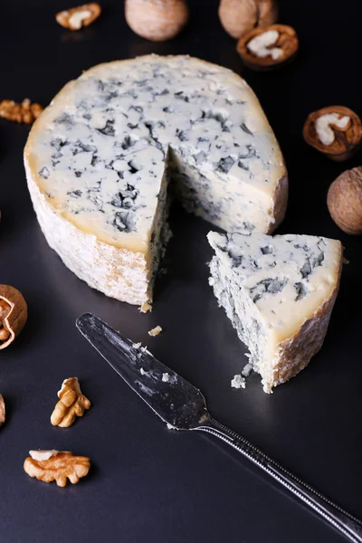 Fromage bleu avec noix et lame sur fond de plateau métallique — Photo