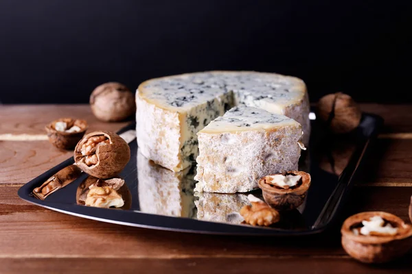 Fromage bleu aux noix sur plateau en métal et table en bois et fond foncé — Photo