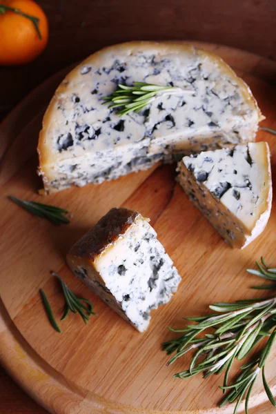 Queijo azul com raminhos de alecrim e laranja sobre fundo de madeira — Fotografia de Stock