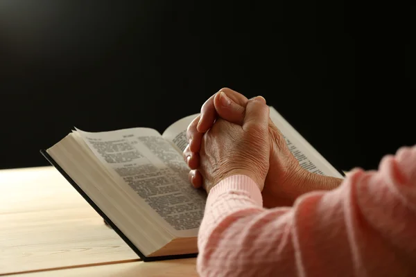 Old woman with Bible — Stock Photo, Image