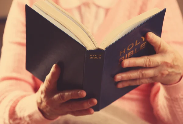 Vieille femme lisant la Bible — Photo