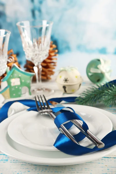 De instelling van de tabel met decoratie van Kerstmis — Stockfoto