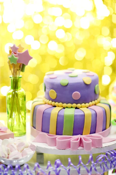 Delicioso bolo de aniversário — Fotografia de Stock