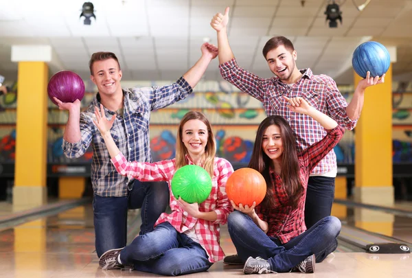 Barátok portréja a bowling klubban — Stock Fotó