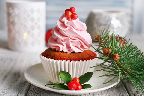 Tasse-Kuchen mit Sahne auf Untertasse mit Weihnachtsdekoration auf Holztischhintergrund — Stockfoto