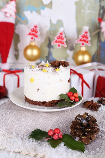 Pyszne ciasto na talerzyk z holly i jagoda na tle dekoracji Boże Narodzenie — Zdjęcie stockowe