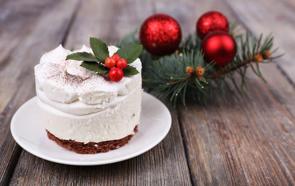 美味的蛋糕上飞碟与冬青树和浆果的圣诞装饰和木制背景 — 图库照片