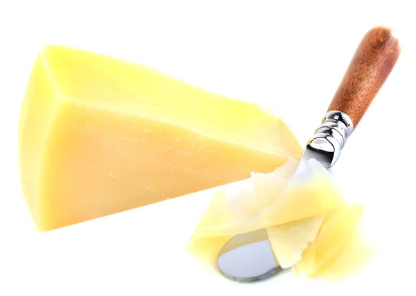 Pezzo di parmigiano con coltello isolato su bianco — Foto Stock