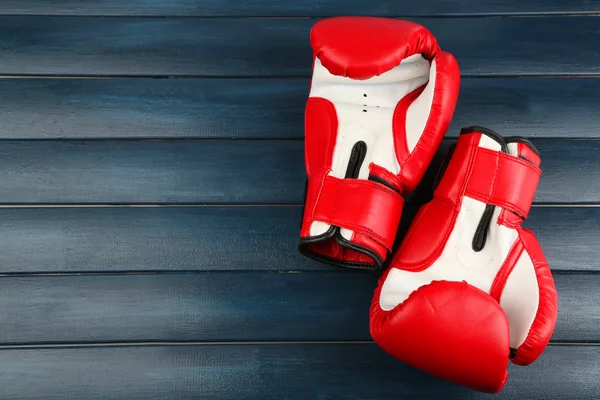 Paar bokshandschoenen op een houten achtergrond kleur — Stockfoto