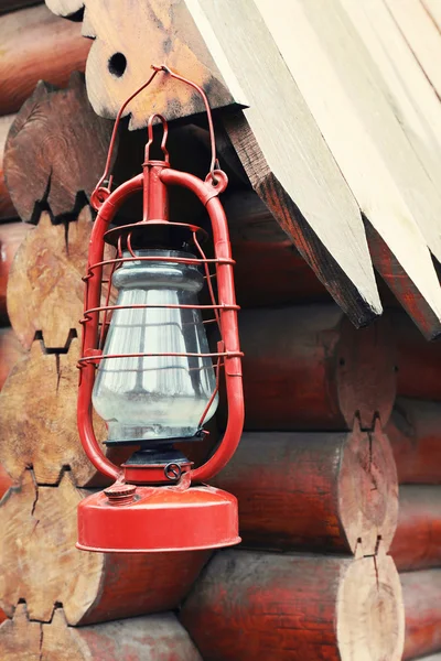 Lámpara de queroseno colgada en casa de madera, al aire libre —  Fotos de Stock
