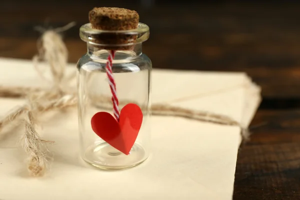 Liefdesbrieven met kleine fles — Stockfoto