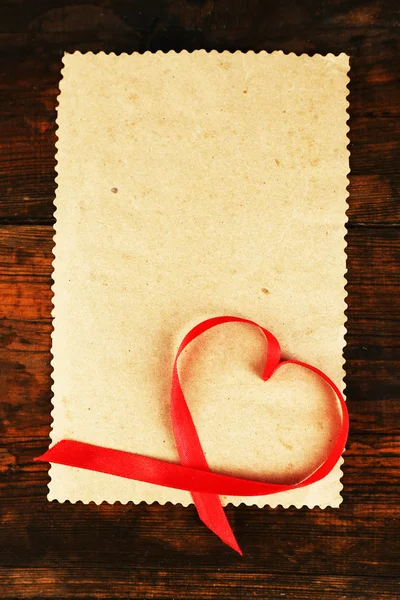 Papier avec ruban en forme de coeur — Photo