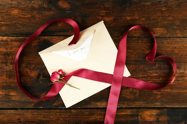 Envelope com carta de amor — Fotografia de Stock