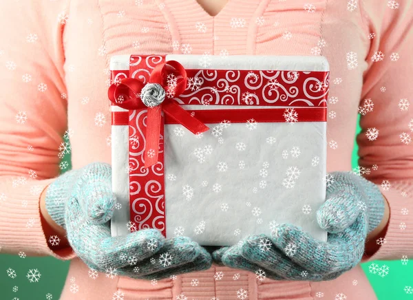 Caja de regalo en manos femeninas — Foto de Stock