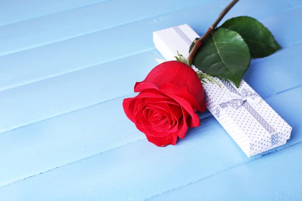 Όμορφο κόκκινο τριαντάφυλλο με κιβώτιο δώρων — Φωτογραφία Αρχείου