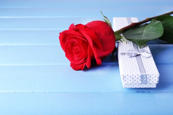 Belle rose rouge avec boîte cadeau — Photo