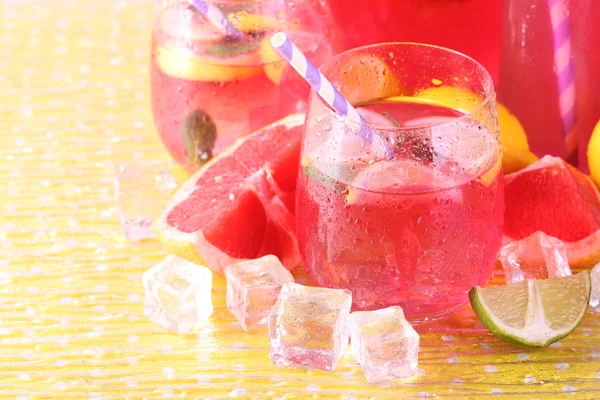 Gözlük ve sürahi parlak zemin üzerine pembe limonata — Stok fotoğraf