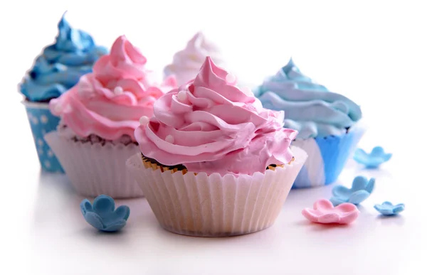 Deliciosos cupcakes isolados em branco — Fotografia de Stock