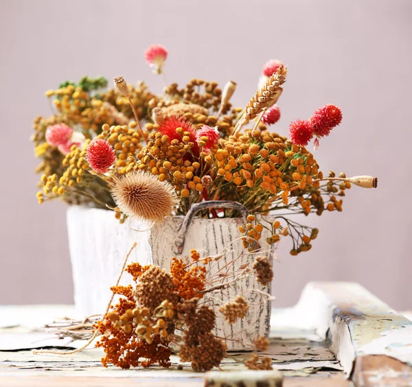 Getrocknete Blumen im Topf auf hellem Hintergrund — Stockfoto