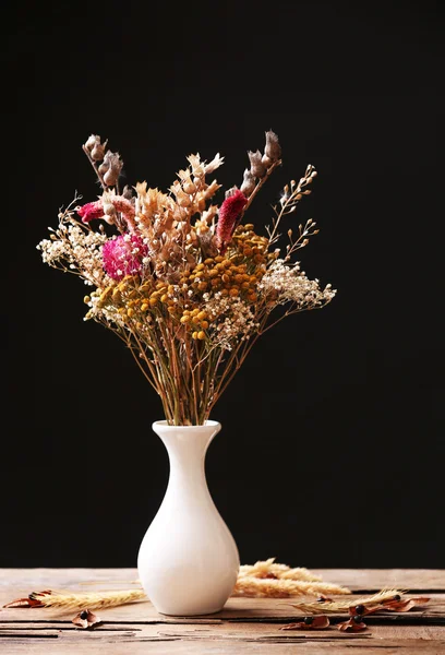 Getrocknete Blumen auf dunklem Hintergrund — Stockfoto