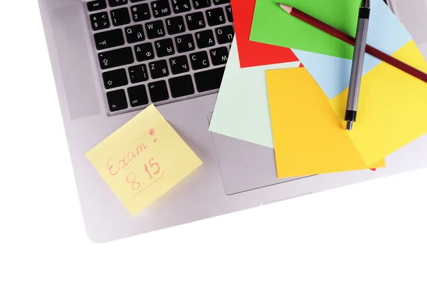 Laptop mit Blatt Papier und Notenprüfung, auf weißem Hintergrund — Stockfoto