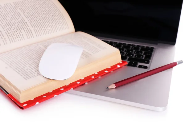 Laptop, livro aberto e mouse de computador sobre fundo branco — Fotografia de Stock